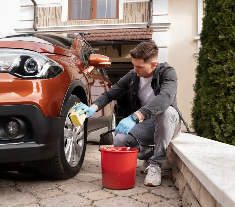 Lavage auto à domicile Balanod : professionnel intervenant sur un véhicule